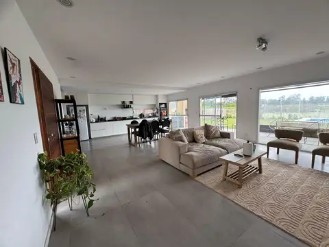 CASA- VENTA- 4 AMBIENTES-BARRIO PRIVADO- SANTA ISABEL- PISCINA- JARDIN- COCHERAS- ESCOBAR - PERMUTA