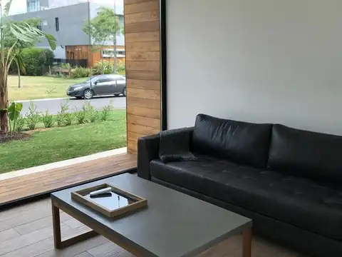 Casa en Alquiler con 1 cochera