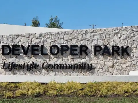 Lote de 712 m² con fondo abierto al corredor saludable en Developer Park