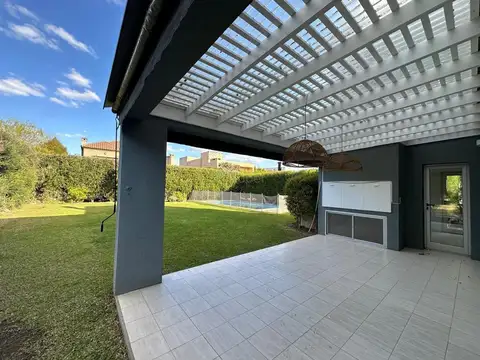 Casa en Alquiler con 1 cochera