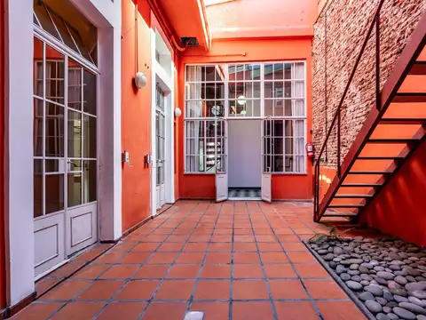 Casa con identidad propia en Barracas con Terraza, cochera y espacios versátiles