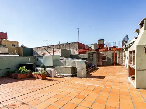 Casa en lote propio en Barracas con terraza, parrilla, cochera, patio techado