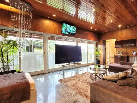 Casa en Venta con 4 cocheras