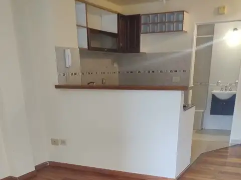 MONOAMBIENTE CON ESCRITORIO RECICLADO MUY AMPLIO CON BALCÓN EN FLORES