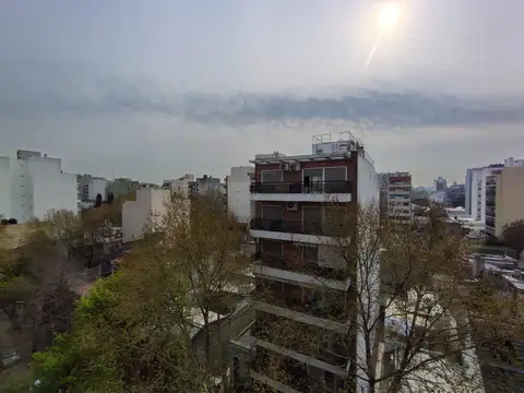 A ESTRENAR – MAGNIFICO AMBIENTE AL FRENTE CON BALCON ORIENTACION ESTE – AMPLIO DIVISIBLE – EDIFICIO CON REGIO SUM C/ PARRILA ETC.
