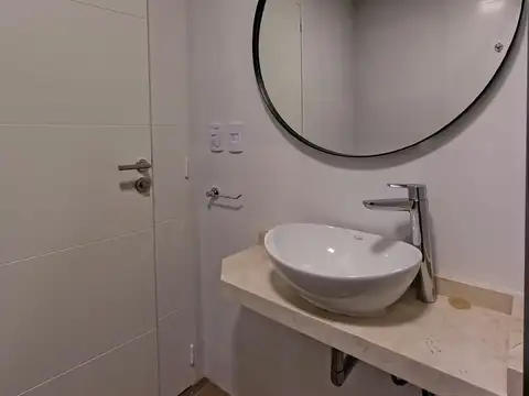 A ESTRENAR – MAGNIFICO AMBIENTE AL FRENTE CON BALCON ORIENTACION ESTE – AMPLIO DIVISIBLE – EDIFICIO CON REGIO SUM C/ PARRILA ETC.