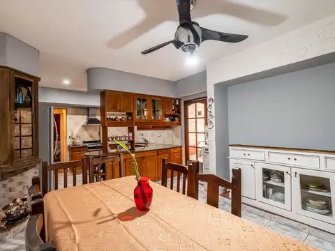 Casa 6 ambientes con 2 baños