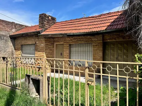 Venta Casa 3 ambientes cochera patio en San Justo