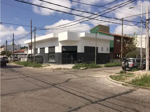 Excepcional local de 221 m² con entrepiso de 90 m² 