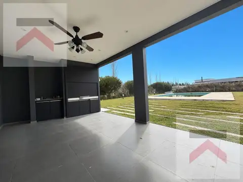 Casa en Alquiler con 1 cochera