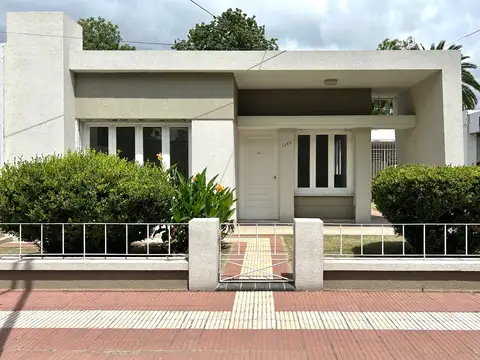 Av Carlos Poucel 1400