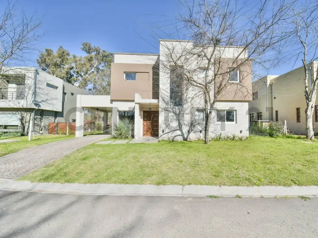 Casa - 196  m² Cubierta | 2 dormitorios | 2 años | 3 baños | 4 ambientes | 688  m² Terreno