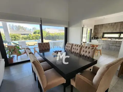 Casa 4 ambientes con 2 baños