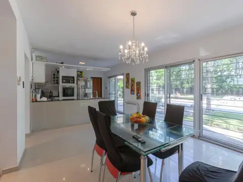 Casa en Venta con 4 cocheras