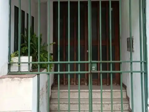 Amplio departamento con espaciosa cochera muy luminoso a poc