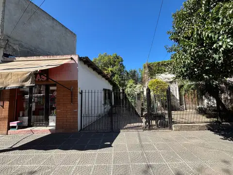 Casa con local independiente al frente