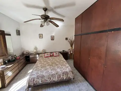 Casa con local independiente al frente