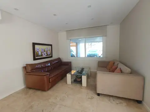 Casa en Alquiler con 3 cocheras
