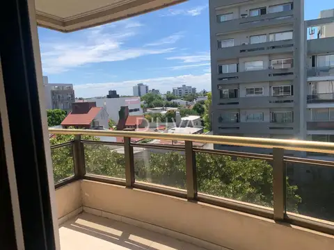 Departamento en alquiler dos dormitorios con cochera en Av 44 e/ 23 y 24