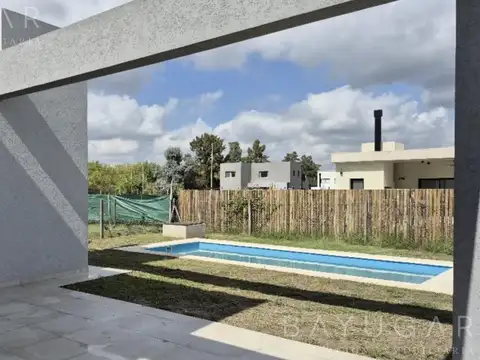 Venta - Casa Moderna A ESTRENAR - Barrio Santa Elisa - Pilar del Este