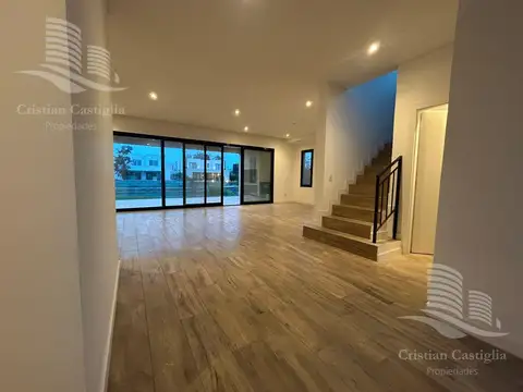 Alquiler - Casa 6/Seis Ambientes, a la laguna, Balcón, Jardín - Laguna Grande, Villanueva