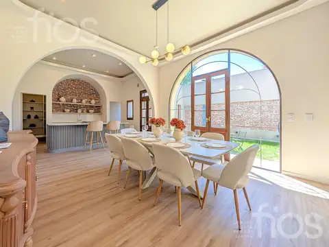 VENTA CASA RECICLADA DE TRES DORMITORIOS MAS COMODIN CON JARDIN PILETA TERRAZA Y COCHERA EN LOURDES