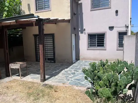Casa en Alquiler con 2 cocheras