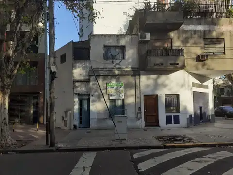 Casa antigua en lote propio. Medidas exactas en las fotos!