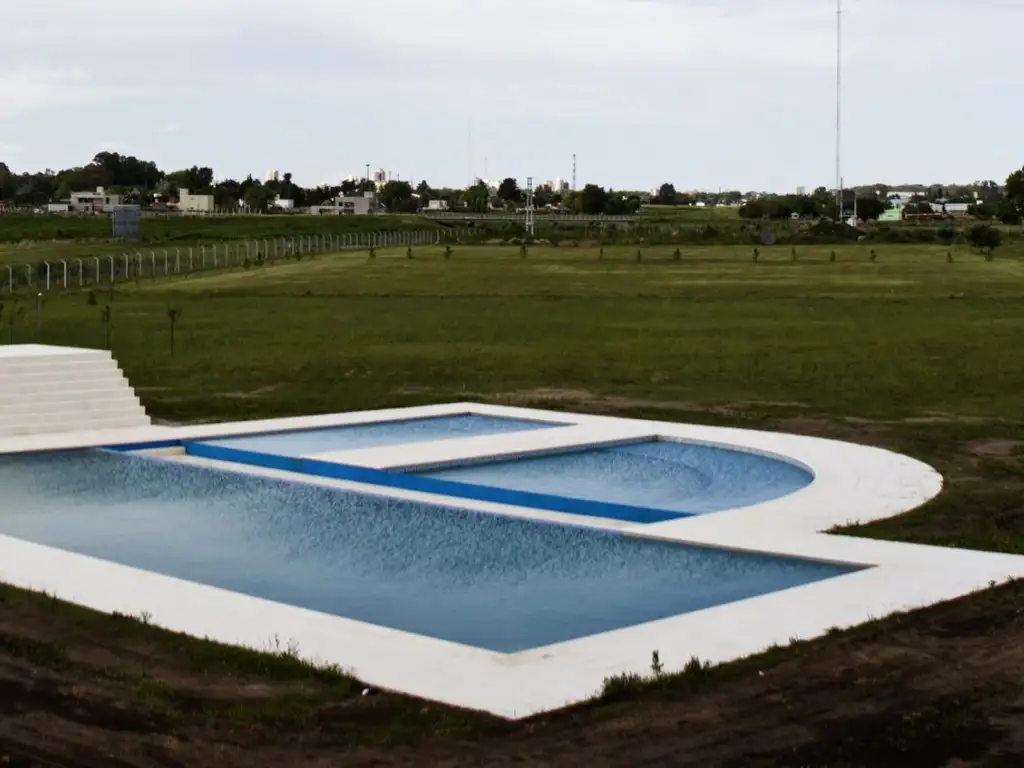 Áreas comunes juegos, club-house, piscina en Costaverde Barrio Privado