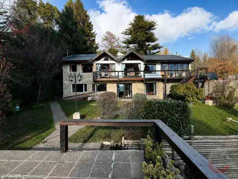 Casa con vista plena al lago ubicada sobre Av. Bustillo km