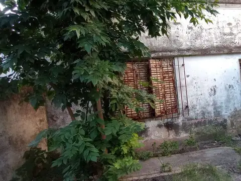 Sarmiento entre Eva Perón y Alem 400