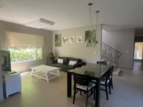 Casa en Alquiler con 1 cochera