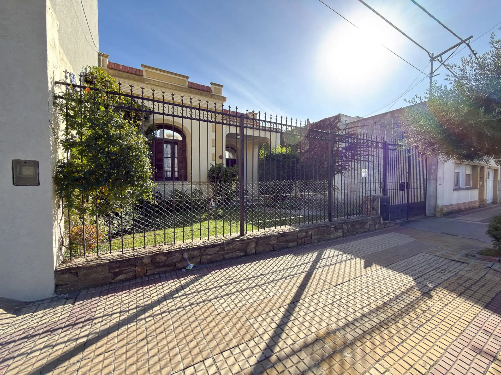 Casa 3 dorm, 306m² con pileta y 2 patios — Semicentro