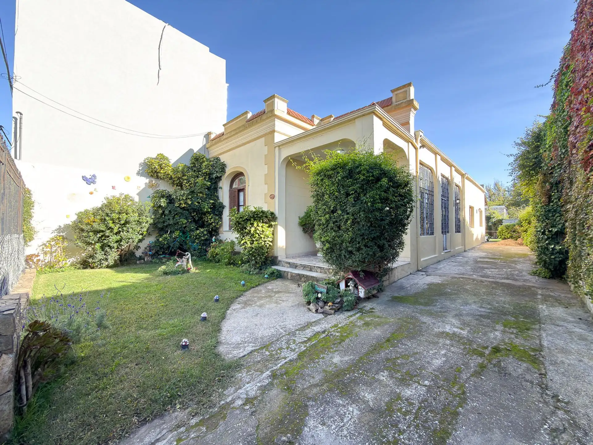 Casa 3 dorm, 306m² con pileta y 2 patios — Semicentro