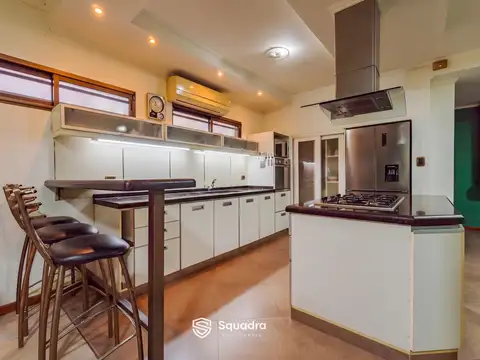 Casa en Venta con 9 cocheras