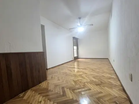 3 Amb. Funcionales. Cocina Independiente. Baño completo. Lavadero. Bajas Expensas. A/Profesional.