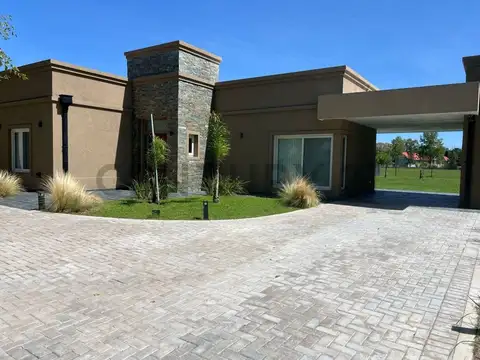 Casa en Venta en La Asunción Club de Campo, USD 210.000