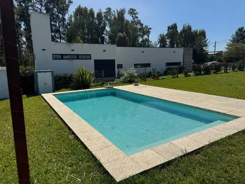 Casa quinta con pileta en venta en Sicardi