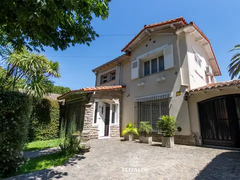 Carlos Casares y Av. Libertador - Casa con jardín y pileta - Venta - Punta Chica