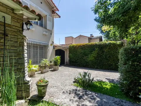 Carlos Casares y Av. Libertador - Casa con jardín y pileta - Venta - Punta Chica