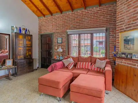 Casa 4 ambientes con 2 baños