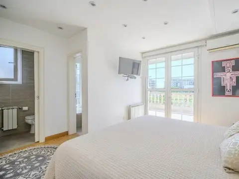 CASA. PILETA. GALERIA. VISTA AL LAGO