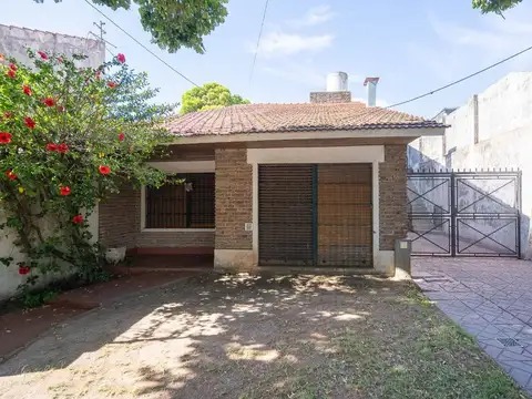 VENTA CASA EN BLOCK COMPUESTA POR DOS U. BANFIELD