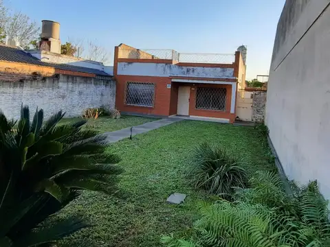 EN VENTA EL PALOMAR CASA DE 2 DORMITORIOS, PARQUE LIBRE, ENTRADA DE AUTO 151M2 CUIERTOS - FICHA 5783