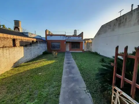 EN VENTA EL PALOMAR CASA DE 2 DORMITORIOS, PARQUE LIBRE, ENTRADA DE AUTO 151M2 CUIERTOS - FICHA 5783