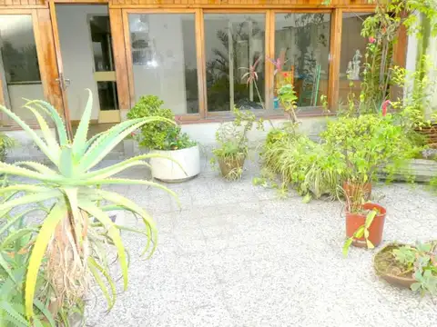 Vendo: Espectacular 4 Ambientes con Patio, Quincho y Cochera. Imperdible Ubicación.-