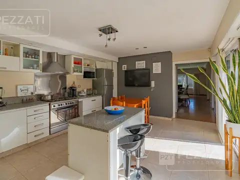 Casa en venta.  Reciclada. z/ Chauvin.4 dormitorios, jardin, garage doble, terraza, Cocina comedor