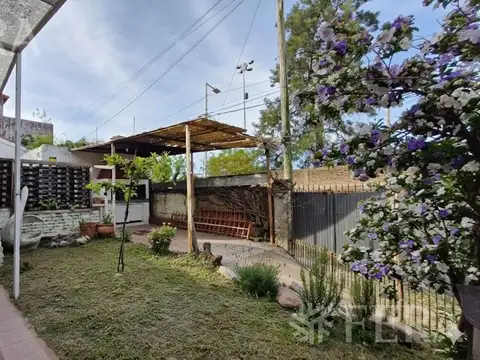 Venta de Casa 3 ambientes con cochera, patio y parrilla  en Wilde