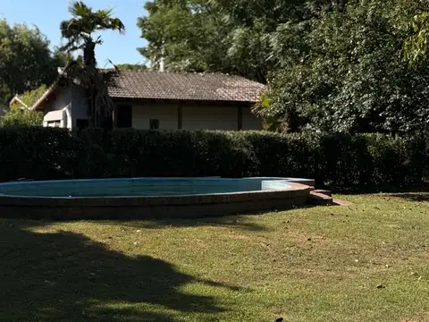 Casa a refaccionar con gran parque, pileta y excelente ubicación en la zona de la Laguna de Lobos, calle 38 e/ 1 y 2