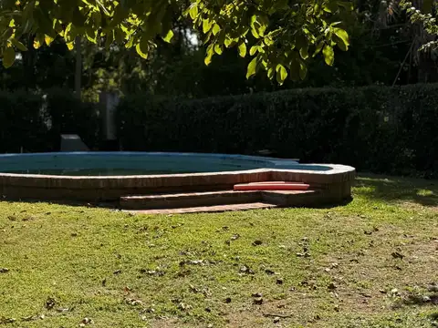 Casa a refaccionar con gran parque, pileta y excelente ubicación en la zona de la Laguna de Lobos